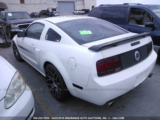 1ZVHT82H575335325 - 2007 FORD MUSTANG GT WHITE photo 3