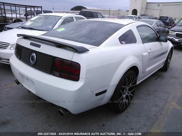 1ZVHT82H575335325 - 2007 FORD MUSTANG GT WHITE photo 4