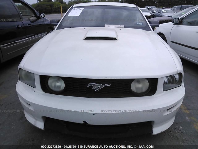 1ZVHT82H575335325 - 2007 FORD MUSTANG GT WHITE photo 6