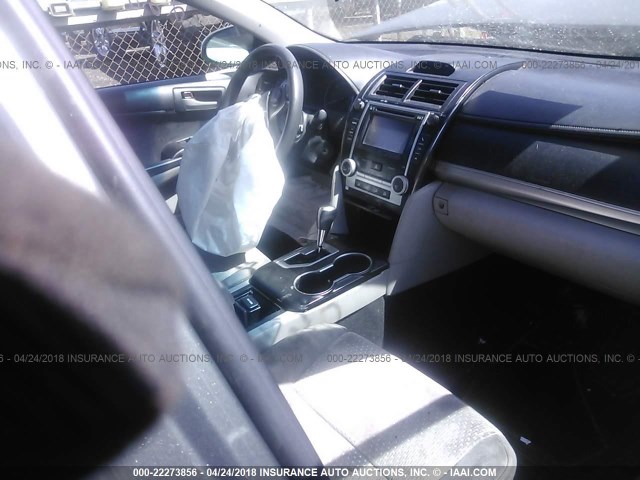 4T1BF1FK3CU615253 - 2012 TOYOTA CAMRY SE/LE/XLE ნაცრისფერი ფოტო 5