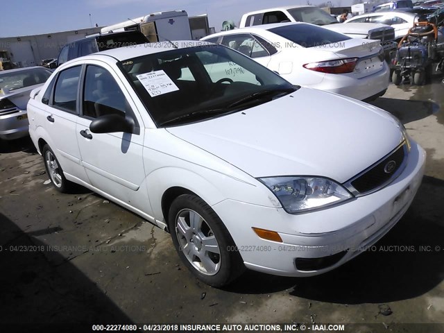 1FAFP34N67W234833 - 2007 FORD FOCUS ZX4/S/SE/SES WHITE photo 1