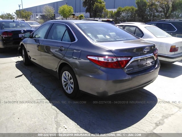 4T4BF1FK9GR525228 - 2016 TOYOTA CAMRY LE/XLE/SE/XSE GRAY photo 3