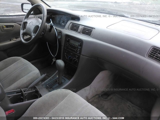4T1BG22K31U049553 - 2001 TOYOTA CAMRY CE/LE/XLE 栗色 照片 5