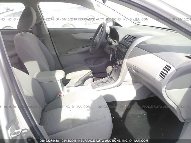 1NXBU40E09Z085195 - 2009 TOYOTA COROLLA S/LE/XLE SILVER photo 5