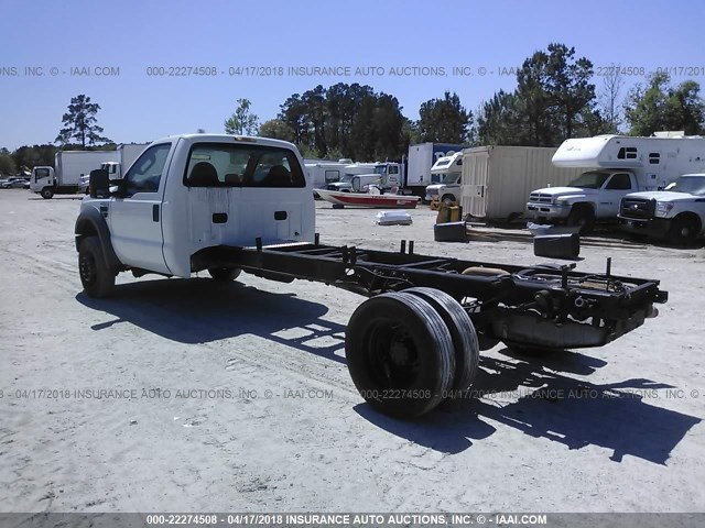 1FDAF56R68EE59744 - 2008 FORD F550 SUPER DUTY WHITE photo 3