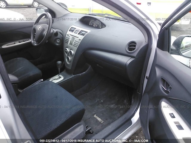 JTDBT923771177953 - 2007 TOYOTA YARIS SILVER photo 5