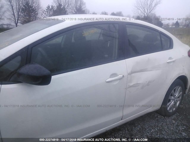 KNAFX4A6XE5218289 - 2014 KIA FORTE LX WHITE photo 6