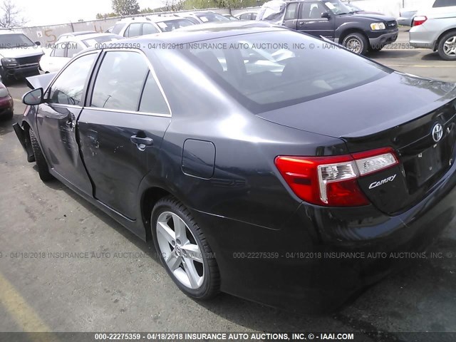 4T1BF1FK2EU433370 - 2014 TOYOTA CAMRY L/SE/LE/XLE მუქი ლურჯი ფოტო 3