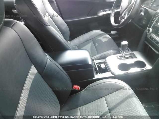 4T1BF1FK2EU433370 - 2014 TOYOTA CAMRY L/SE/LE/XLE მუქი ლურჯი ფოტო 5