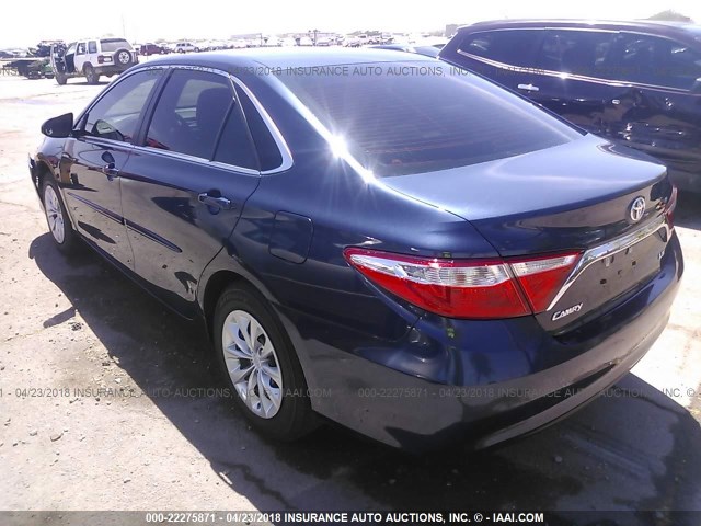 4T1BF1FK9HU794177 - 2017 TOYOTA CAMRY LE/XLE/SE/XSE BLUE photo 3