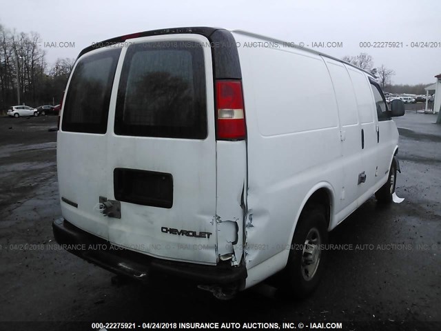 1GCGG25VX51245870 - 2005 CHEVROLET EXPRESS G2500  WHITE photo 4