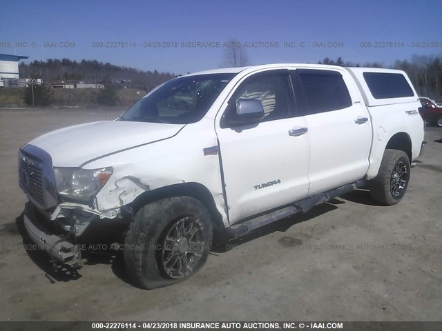 5TFHY5F18BX174255 - 2011 TOYOTA TUNDRA CREWMAX LIMITED WHITE photo 2