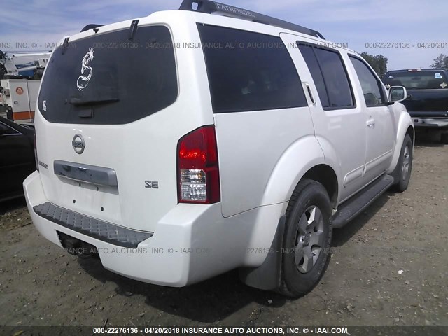 5N1AR18UX6C613169 - 2006 NISSAN PATHFINDER LE/SE/XE WHITE photo 4