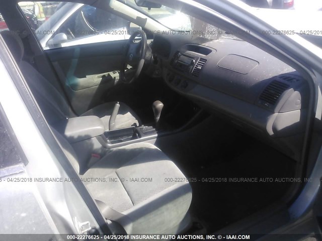 4T1BE32K42U622179 - 2002 TOYOTA CAMRY LE/XLE/SE SILVER photo 5