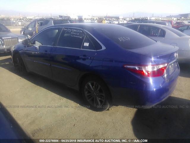 4T1BF1FK3GU572619 - 2016 TOYOTA CAMRY LE/XLE/SE/XSE BLUE photo 3