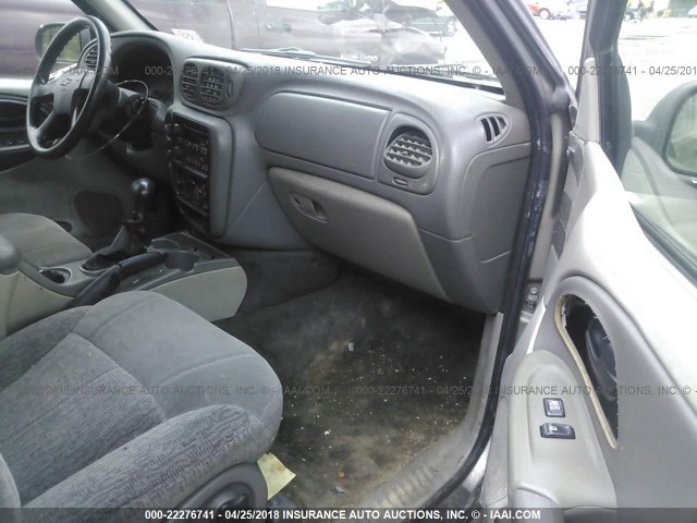 1GNDT13S832406796 - 2003 CHEVROLET TRAILBLAZER  GRAY photo 5