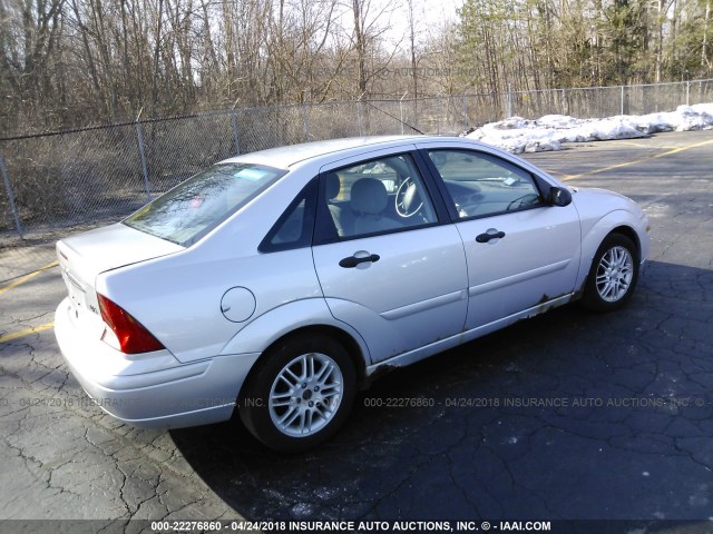 1FAFP3833YW397904 - 2000 FORD FOCUS ZTS SILVER photo 4
