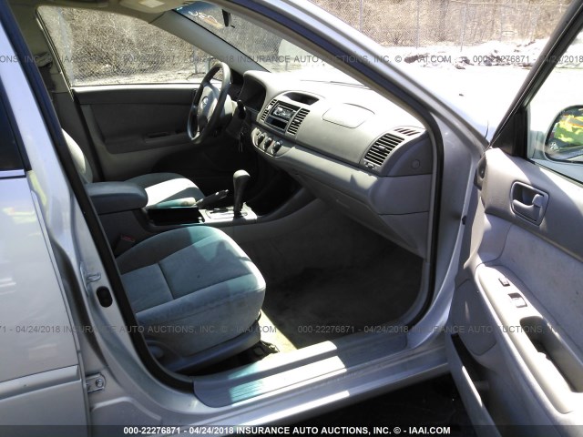 4T1BE32K03U176517 - 2003 TOYOTA CAMRY LE/XLE/SE SILVER photo 5