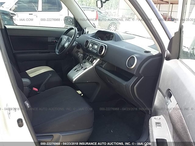 JTLZE4FE4A1114747 - 2010 TOYOTA SCION XB WHITE photo 5