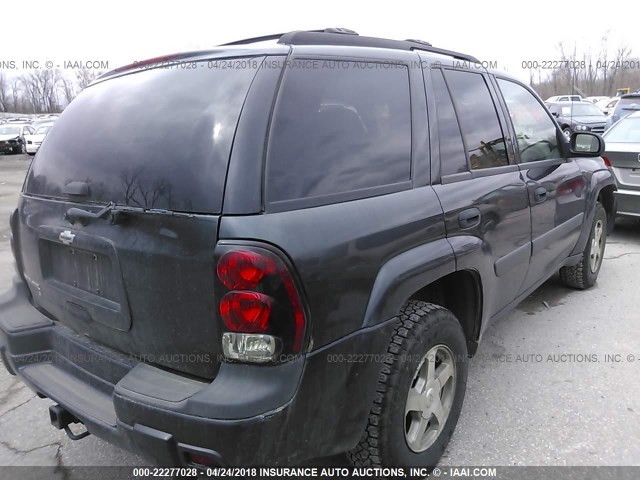 1GNDT13S052232242 - 2005 CHEVROLET TRAILBLAZER LS/LT BLACK photo 4