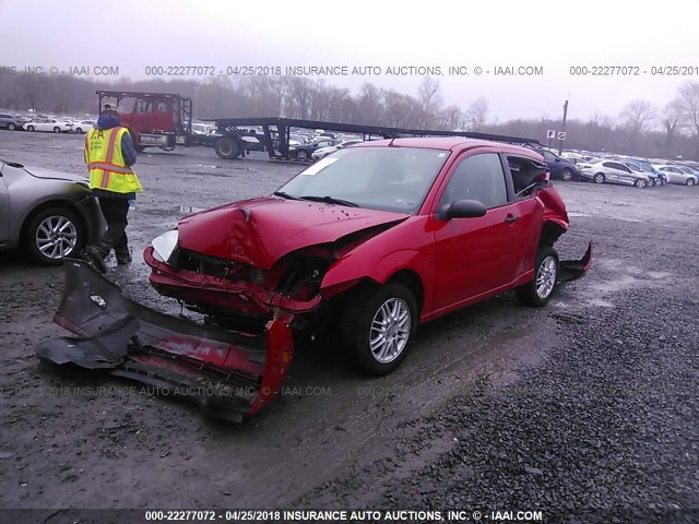 3FAFP31N25R117836 - 2005 FORD FOCUS ZX3 RED photo 2
