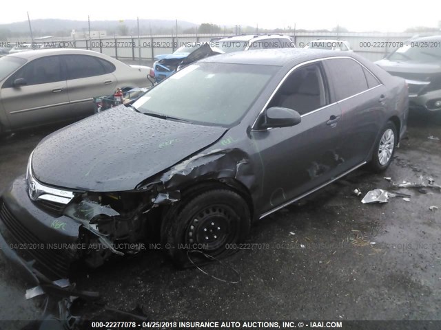 4T1BF1FK7EU728688 - 2014 TOYOTA CAMRY L/SE/LE/XLE ნაცრისფერი ფოტო 2