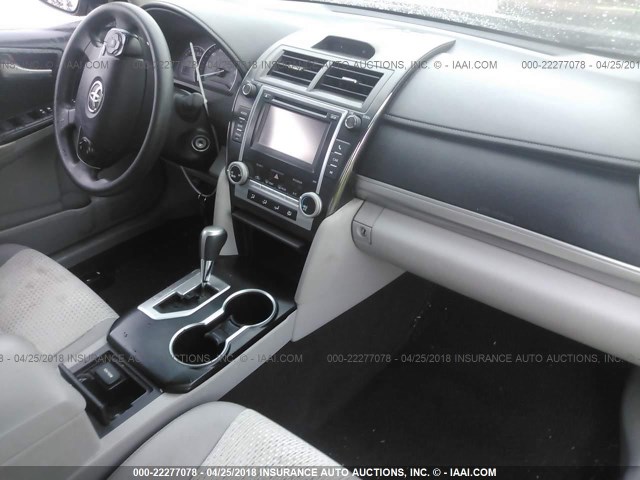 4T1BF1FK7EU728688 - 2014 TOYOTA CAMRY L/SE/LE/XLE ნაცრისფერი ფოტო 5