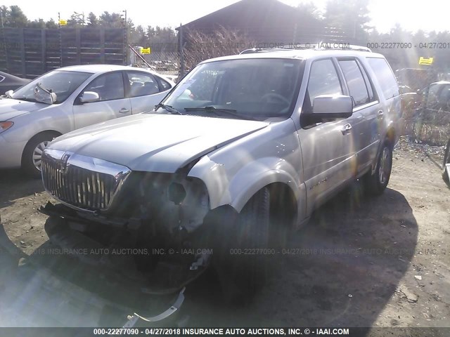 5LMFU28R64LJ30164 - 2004 LINCOLN NAVIGATOR GRAY photo 2