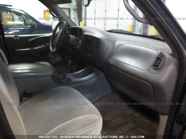 1FMPU16L31LB17285 - 2001 FORD EXPEDITION XLT 蓝色 照片 5