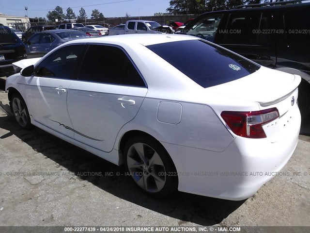 4T1BK1FK8CU016733 - 2012 TOYOTA CAMRY SE/XLE WHITE photo 3