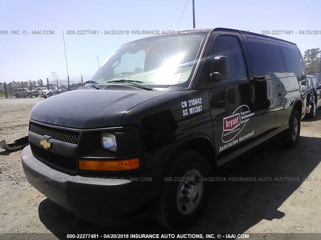 1GCWGAFF3H1180748 - 2017 CHEVROLET EXPRESS G2500  BLACK photo 2