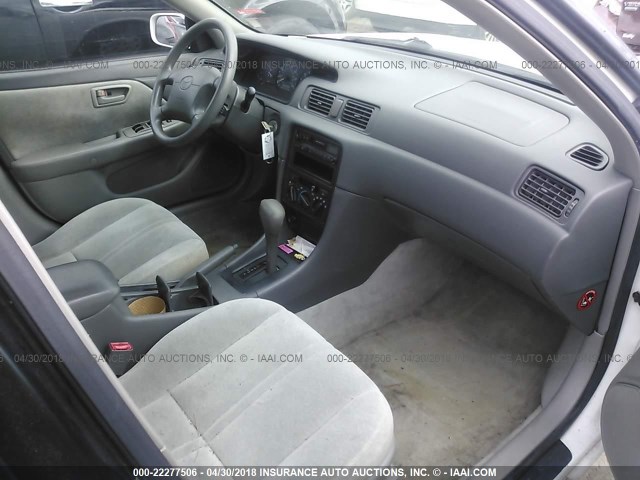 4T1BG22K8VU041678 - 1997 TOYOTA CAMRY CE/LE/XLE 白色 照片 5
