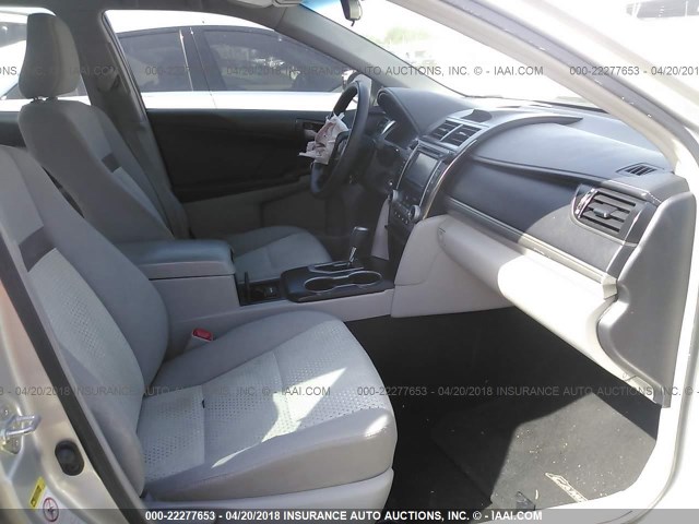 4T4BF1FK0CR220033 - 2012 TOYOTA CAMRY SE/LE/XLE SILVER photo 5
