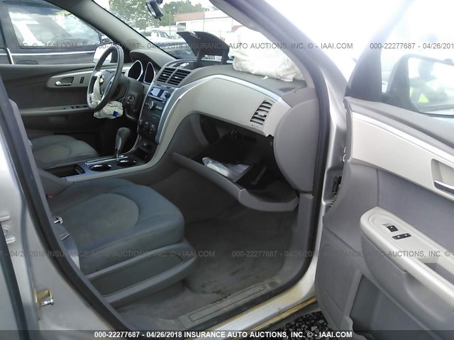 1GNKRFED9BJ259586 - 2011 CHEVROLET TRAVERSE LS SILVER photo 5