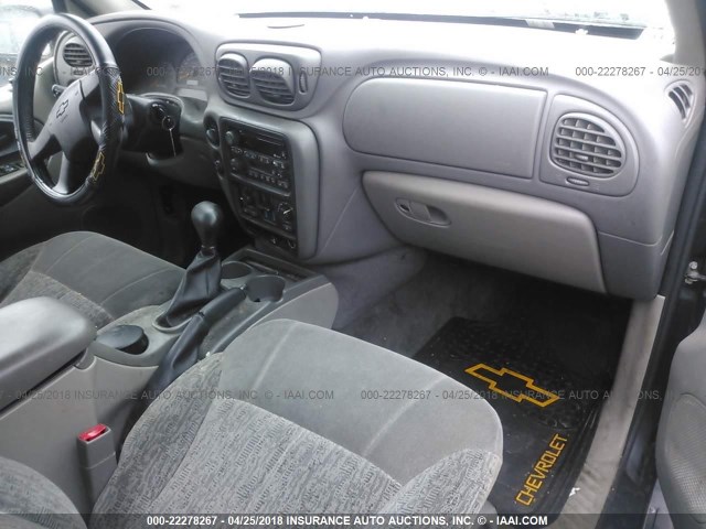 1GNDT13S532111767 - 2003 CHEVROLET TRAILBLAZER  GRAY photo 5