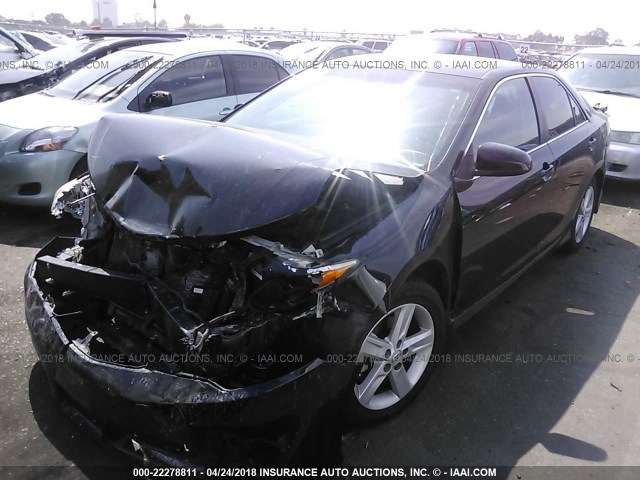 4T1BF1FK0DU235594 - 2013 TOYOTA CAMRY L/SE/LE/XLE Qara foto 2