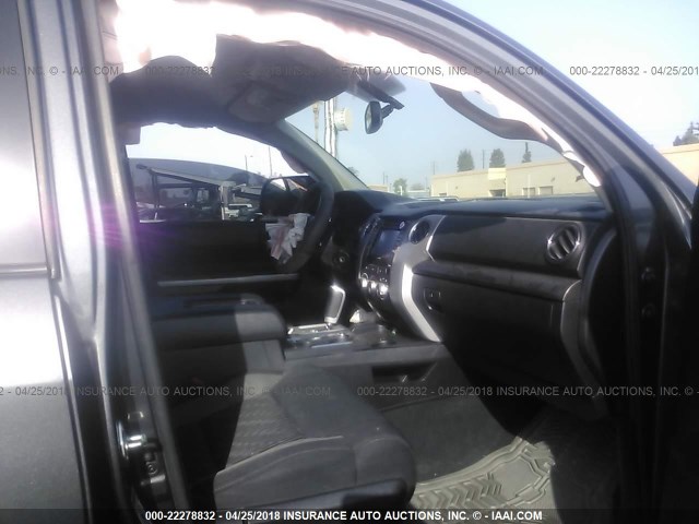 5TFRY5F1XFX174610 - 2015 TOYOTA TUNDRA DOUBLE CAB SR/SR5 GRAY photo 5