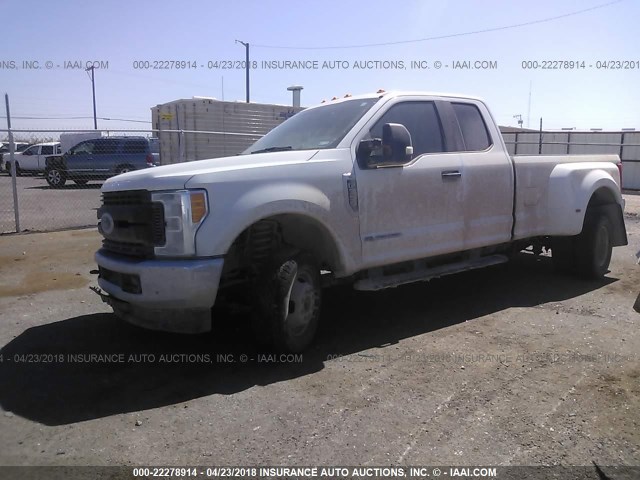 1FT8X3DT7HED07961 - 2017 FORD F350 SUPER DUTY WHITE photo 2