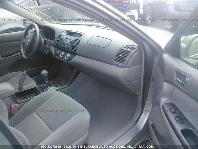 4T1BE32K65U523108 - 2005 TOYOTA CAMRY LE/XLE/SE ვერცხლისფერი ფოტო 5