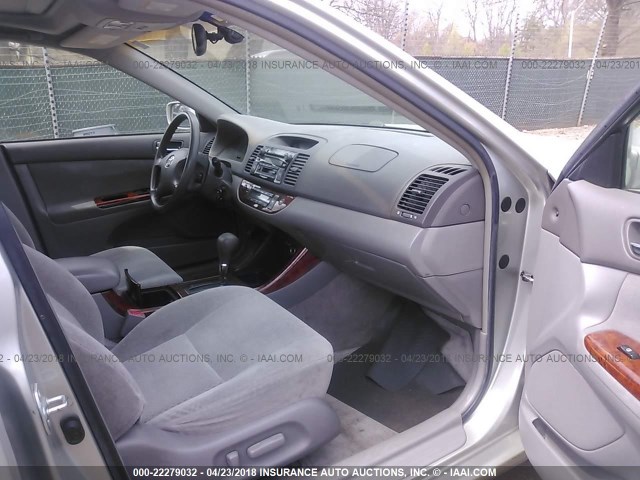 JTDBE32K230157141 - 2003 TOYOTA CAMRY LE/XLE SILVER photo 5