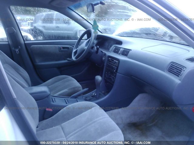 4T1BG22K6VU756412 - 1997 TOYOTA CAMRY CE/LE/XLE თეთრი ფოტო 5