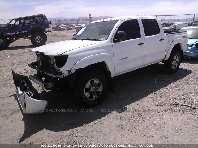 3TMJU4GN6FM176672 - 2015 TOYOTA TACOMA DOUBLE CAB PRERUNNER WHITE photo 2