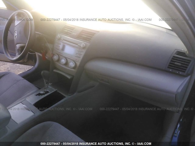 4T4BF3EK3BR112811 - 2011 TOYOTA CAMRY SE/LE/XLE BLUE photo 5
