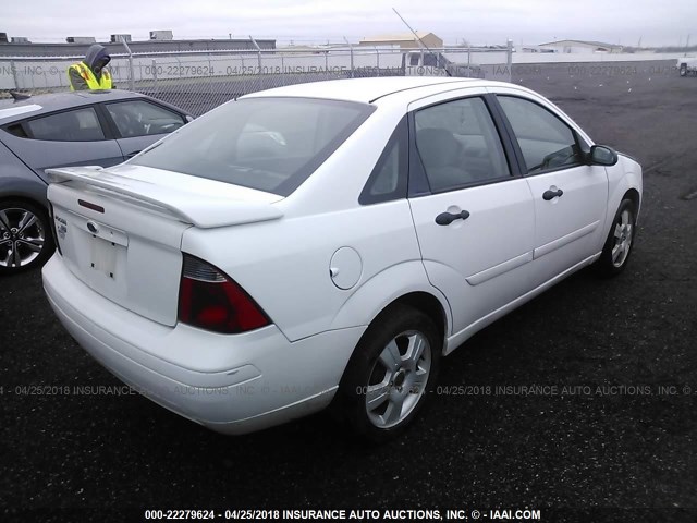 1FAFP34N17W158213 - 2007 FORD FOCUS ZX4/S/SE/SES WHITE photo 4