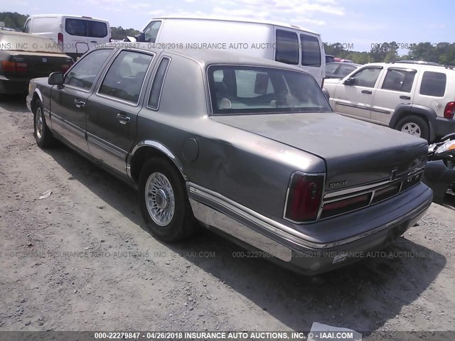 1LNLM81W7VY686447 - 1997 LINCOLN TOWN CAR EXECUTIVE GRAY photo 3