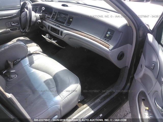 1LNLM81W7VY686447 - 1997 LINCOLN TOWN CAR EXECUTIVE GRAY photo 5