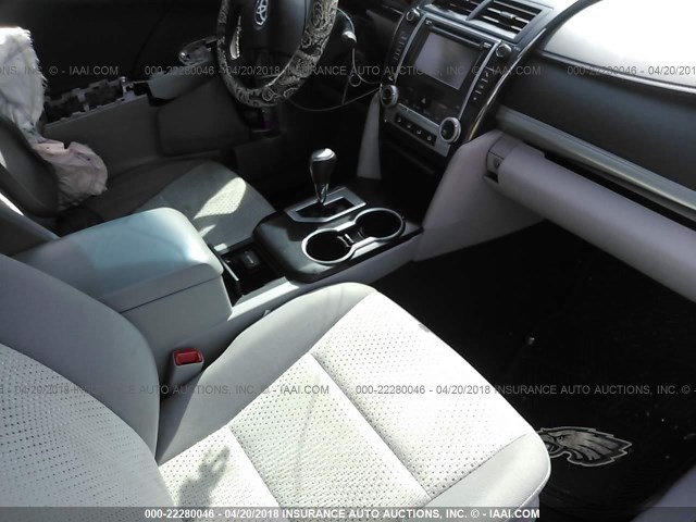 4T4BF1FK0DR307528 - 2013 TOYOTA CAMRY L/SE/LE/XLE SILVER photo 5