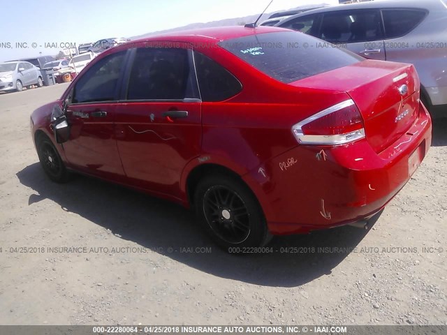 1FAHP35N88W298977 - 2008 FORD FOCUS SE/SEL/SES RED photo 3