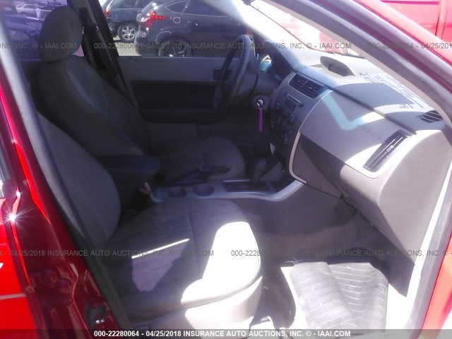 1FAHP35N88W298977 - 2008 FORD FOCUS SE/SEL/SES RED photo 5