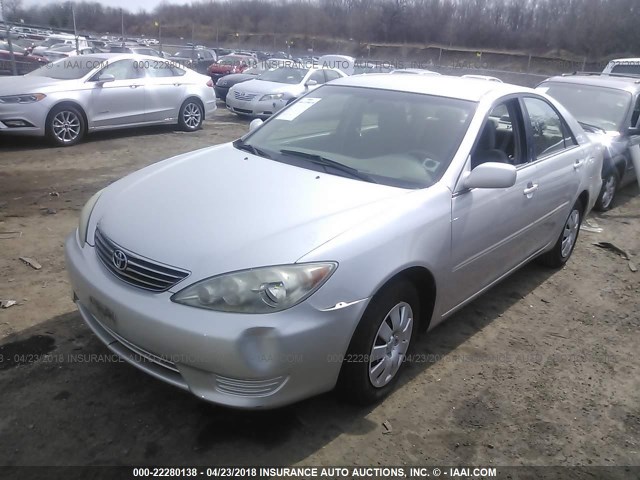 4T1BE32K85U534224 - 2005 TOYOTA CAMRY LE/XLE/SE SILVER photo 2